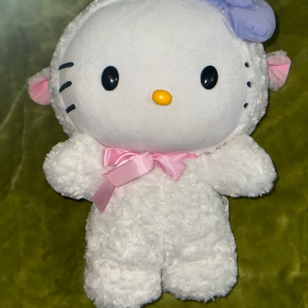 RARE HELLO KITTY 2O17 LAMB EASTER GREETER